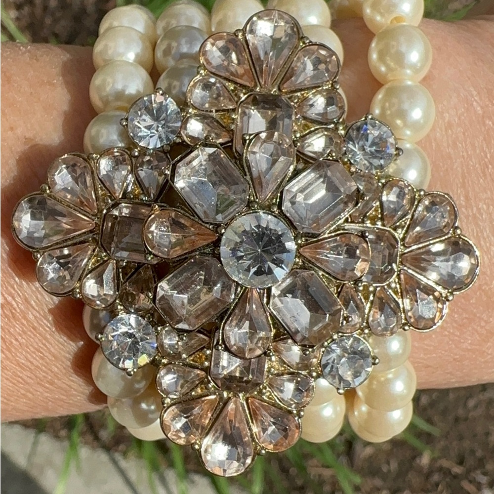 Elegant Pearl and Crystal Bracelet